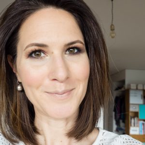 Dunkles Make-up verkleinert Augen